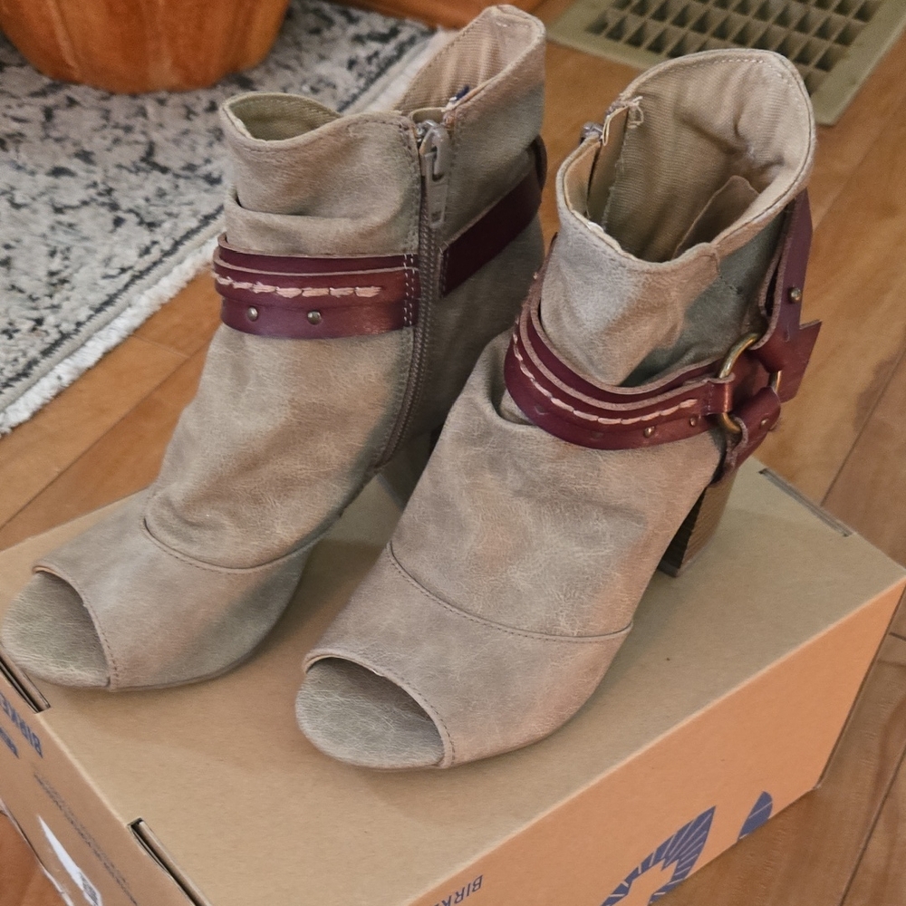 SO Taupe Peep-Toe Ankle Boots with Maroon Straps